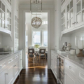 Прехвърляне на кухнята в коридора: преглед на дизайнерските възможности за преустройство на къщата