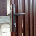 Улична дръжка на портата - опции и методи на инсталиране