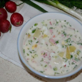 Класическа окрошка с наденица върху майонеза