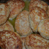 Пилешки и свински котлети в тиган