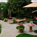 Красив двор на частна къща със собствените си ръце