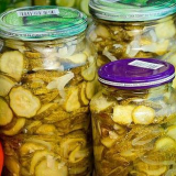 Най-вкусните салати от краставици за зимата