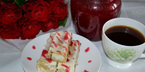 Палачинки с извара - пълнени и печени във фурната със заквасена сметана