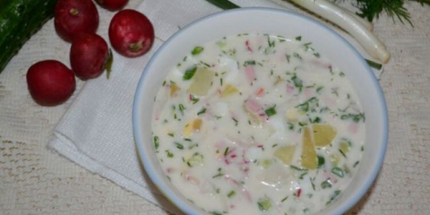 Класическа окрошка с наденица върху майонеза