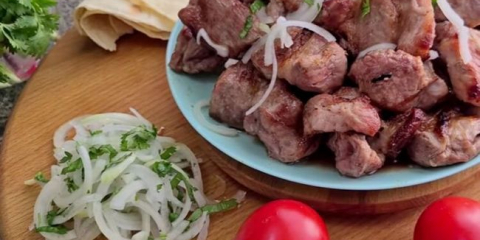 Маринован лук за барбекю: 7 вкусни и бързи рецепти