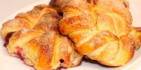 Пайове с череши от тесто с мая на фурна като пух