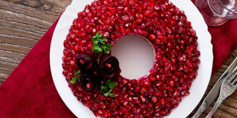 Гривна за салата от нар за новата 2022 година: най-простите и вкусни рецепти за салати, идеи за дизайн на снимки