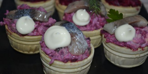 Салата от херинга под кожено палто в тарталети (проста и вкусна рецепта)