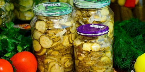 Най-вкусните салати от краставици за зимата