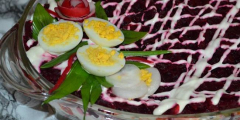 Херинга под кожено палто с ябълка: 5 класически рецепти