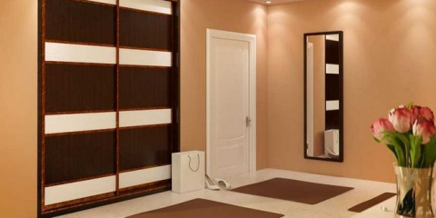 Плъзгащ се гардероб в коридора: вградени модели, модерен дизайн, характеристики на използването на вградени гардероби + снимка - видео