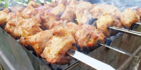 Сочен кебап от пилешки гърди на мангале + рецепти за марината