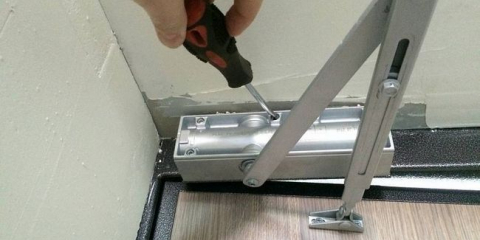 Монтаж и настройка на затварящ механизъм за врати: основни правила и стъпки за инсталиране