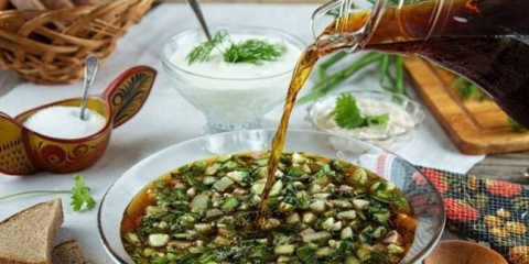 Вкусна окровка на квас с наденица: 6 класически рецепти